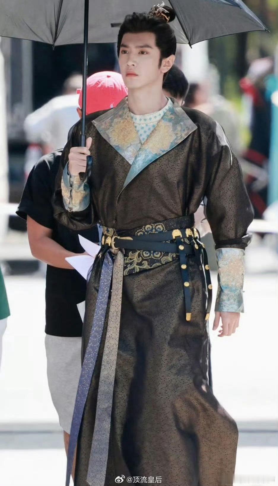陈哲远这两步贵气感太足了天潢贵胄的骄矜和傲气溢出屏幕 ​​​