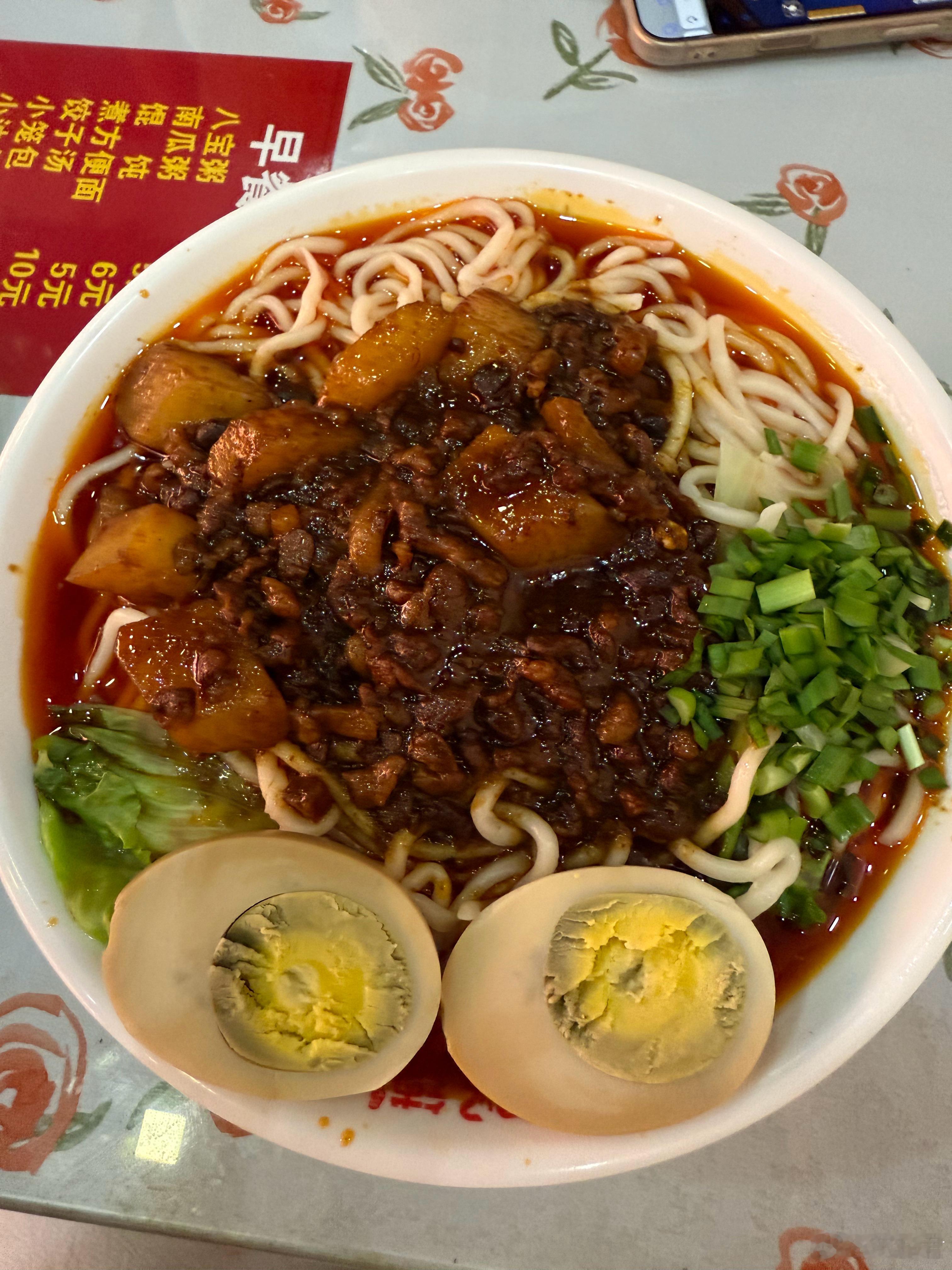 今晚吃炖肉饸饹面，10块钱！份量很大！配上生蒜无敌了 ​​​