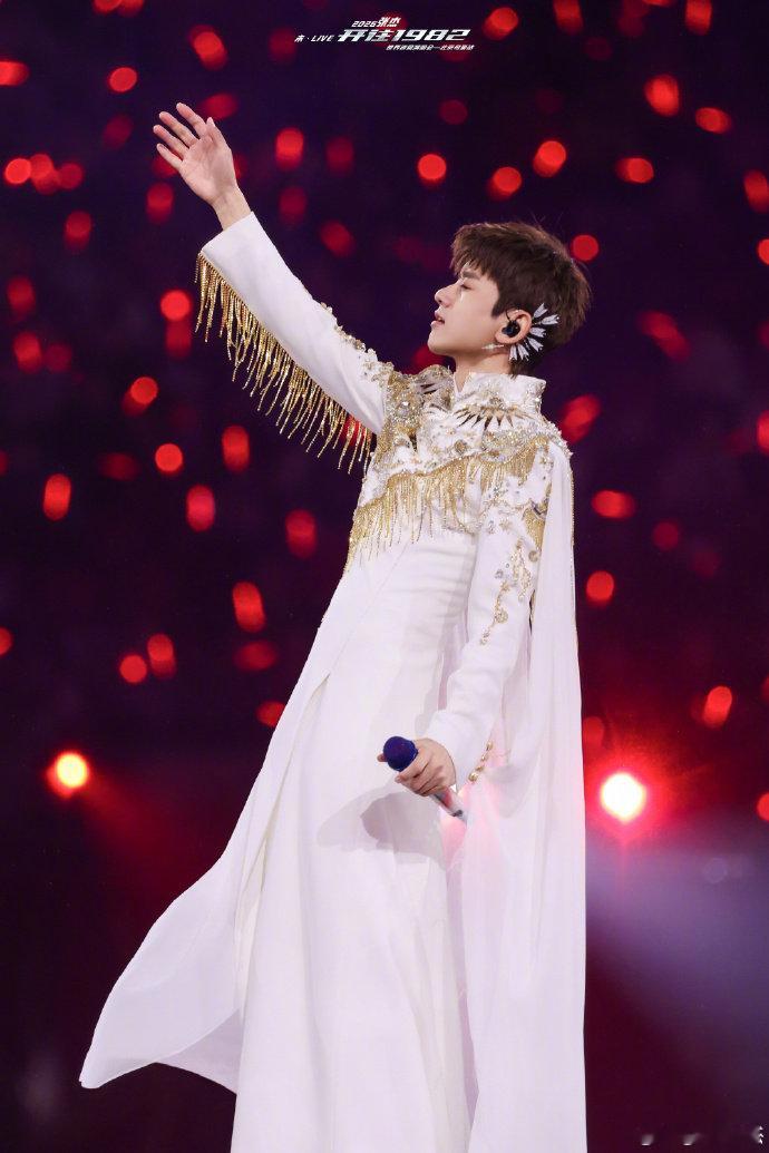 张杰未live的意义 未，是未完成的热爱；LIVE，是每一次全力以赴的现场。从初