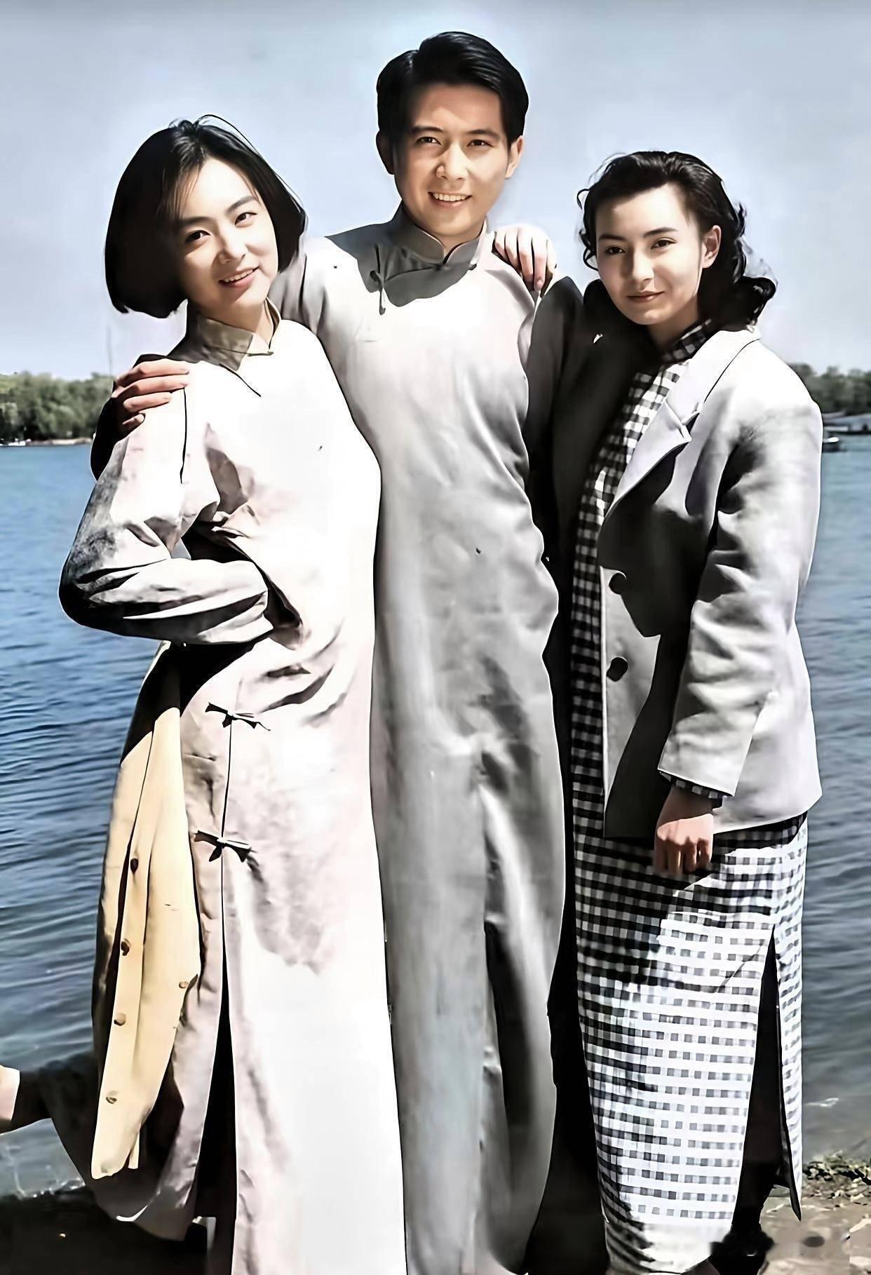 深挖《滚滚红尘》时期神仙同框！
1990年金马盛典，林青霞、张曼玉依靠《滚滚红尘