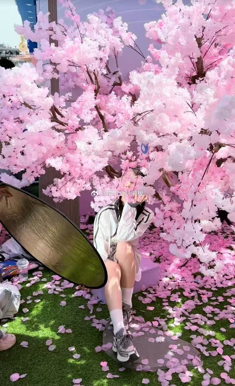 武汉音乐节现场服务给到夯啊啊啊这个樱花造景真的绝绝子！刷到好多人围着拍照，出图都