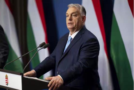 欧尔班乱了方寸。
 
当地时间23日，匈牙利总理欧尔班表示，他已指示司法部长立即