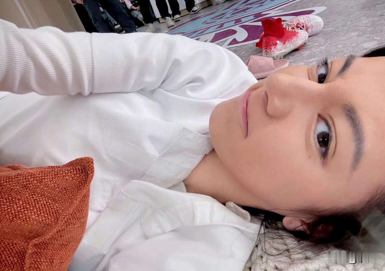 迪丽热巴晒怼脸自拍照


迪丽热巴晒很真实的怼脸自拍照，也有张小斐的自拍照，虽然