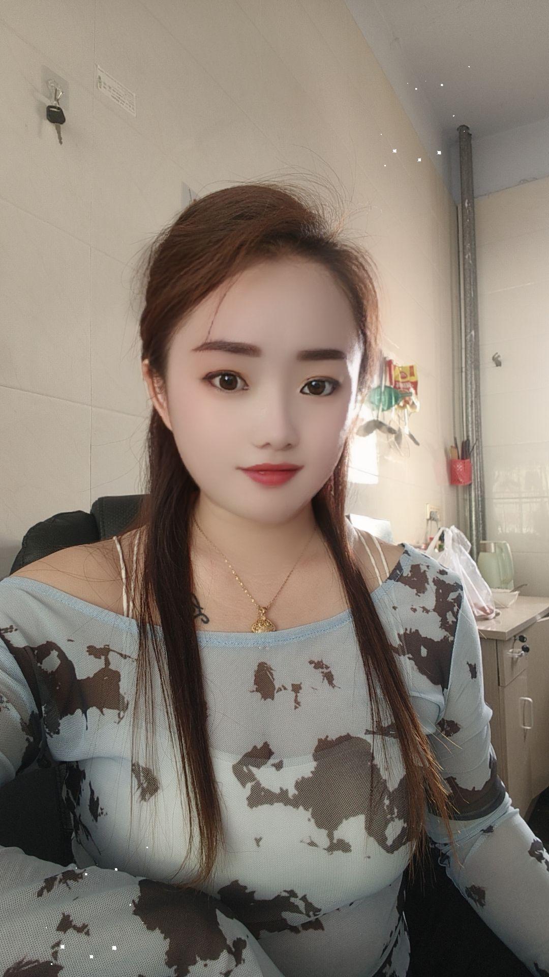 “这个世界都是 自顾不暇的人  能顾及你情绪的人 实在难得…”