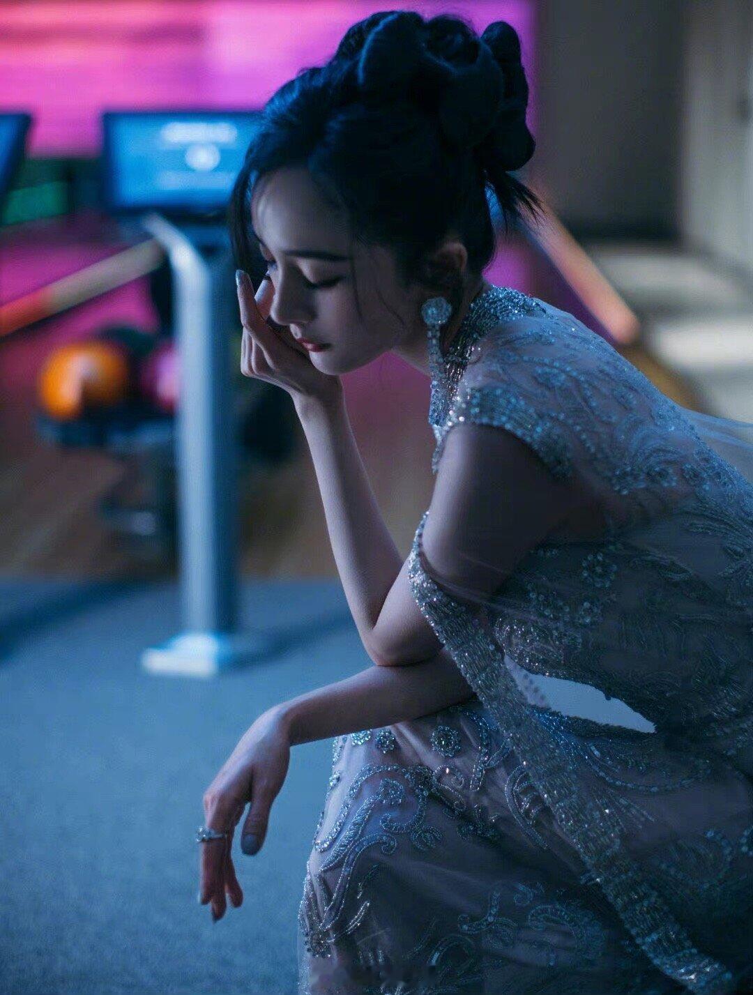 杨幂暗黑氛围大片，银纱轻裹，优雅婀娜。 