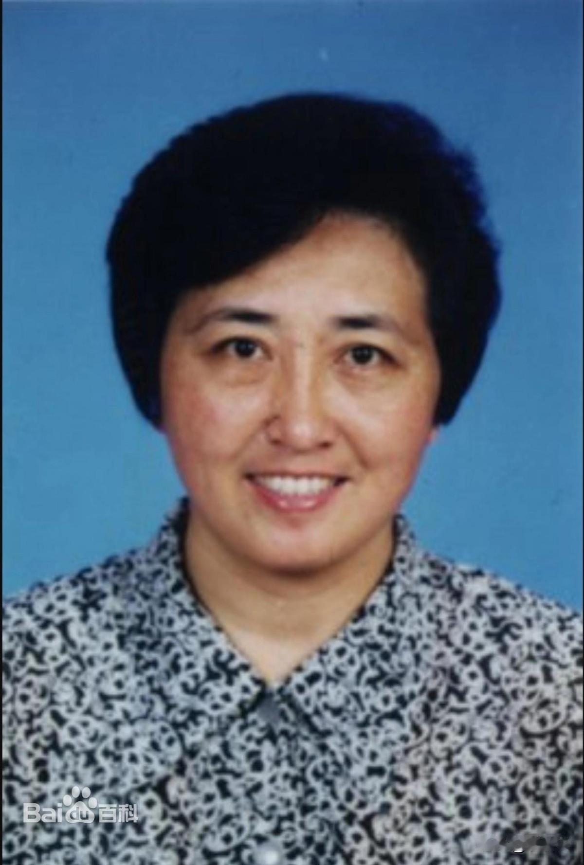 1978年盛夏，福建德化瓷厂车间里，28岁的女工蔡治淮放下刻刀，走进高考考场。4