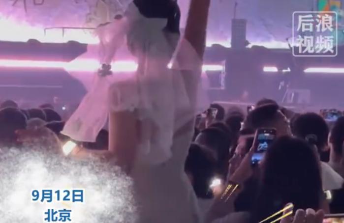 视频刚火了两百万播放量，拍摄者的私信就来了。
 
赵雷演唱会现场，前排情侣站立求