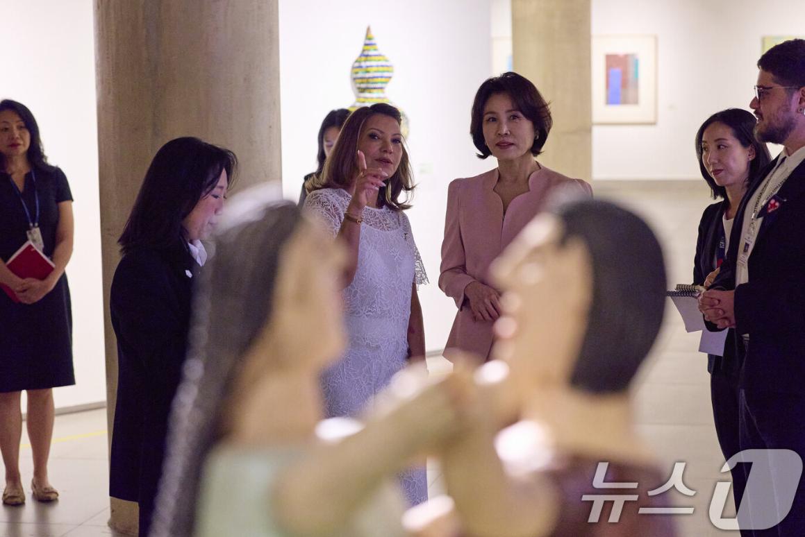 7月27日巴西第一夫人带着金惠景参观巴西联邦审计法院美术馆，一个穿白色蕾丝衣一个