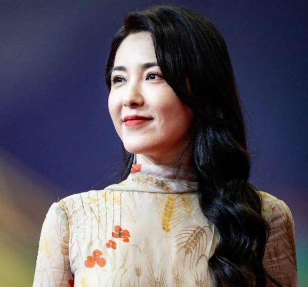 她堪称“两百年才出一个”的美人，凭一张脸“收服”过无数男人，而今50岁，依旧未婚
