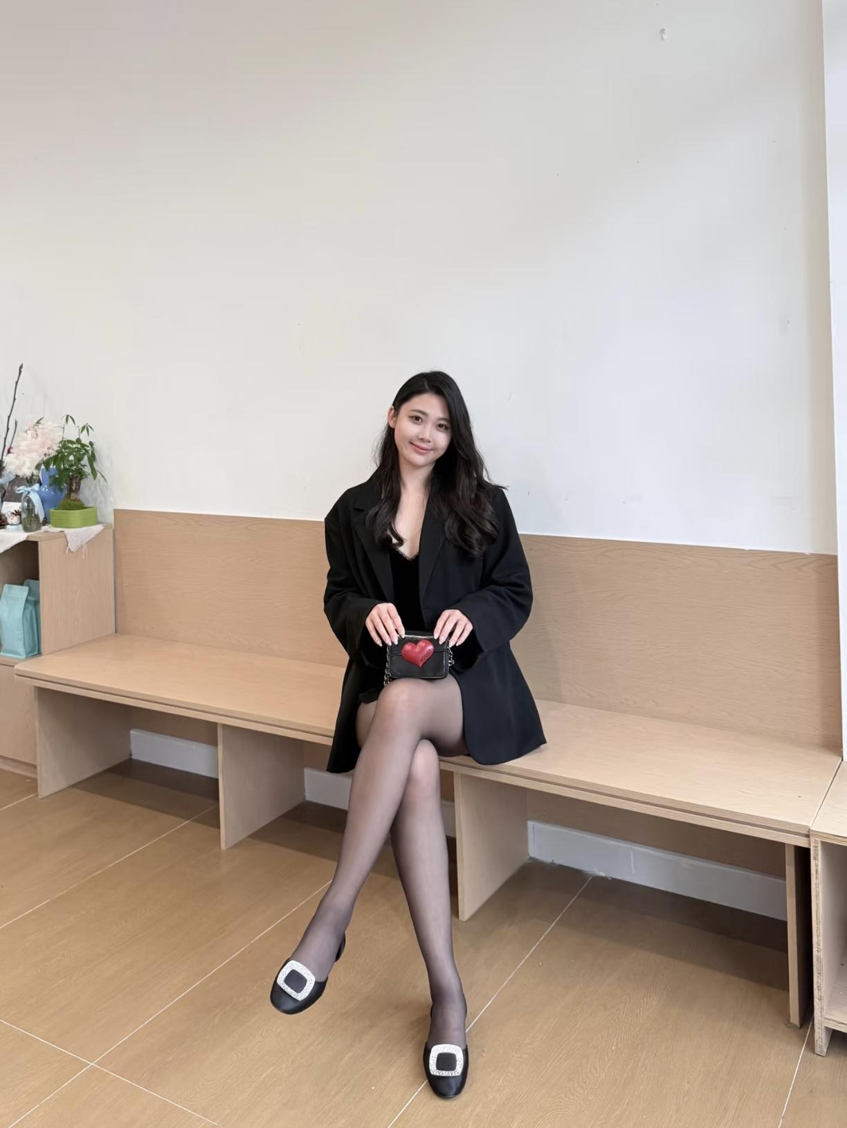 木色长椅接住了午后的光，
黑西装摊开成一片柔软的云。
你把小红心捧在手里，
像捧