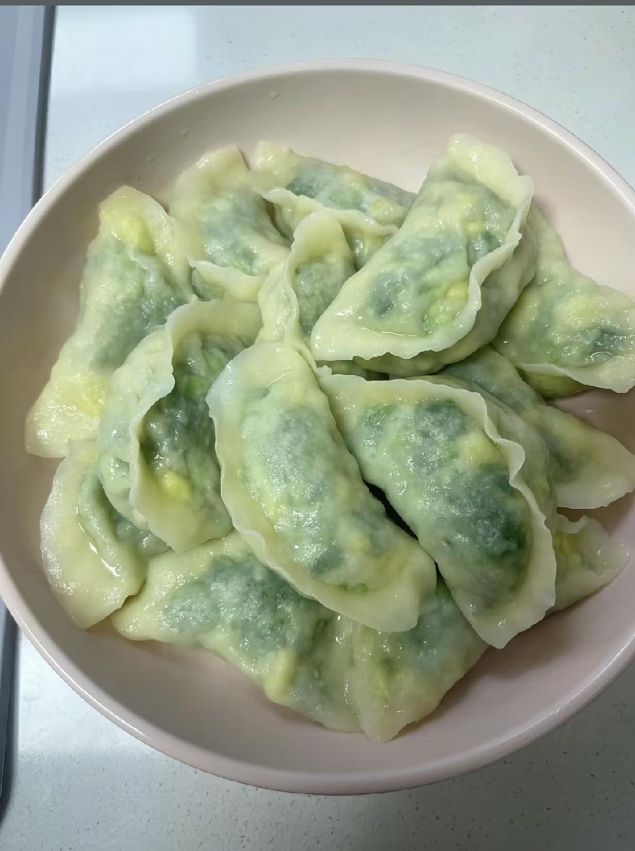 请问什么东西？
女人有两个
男人只有一个
谜底（   ）