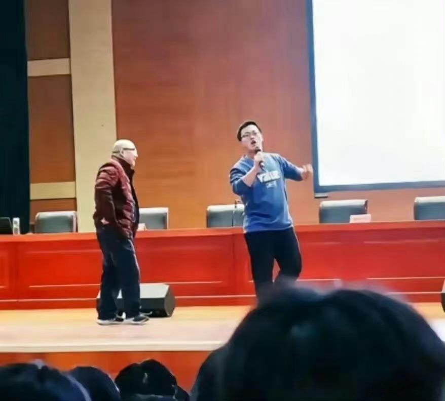 655分，抢“公知”教授话筒的蒋同学被哈工大录取，此前蒋同学被一堆带节奏账号造谣