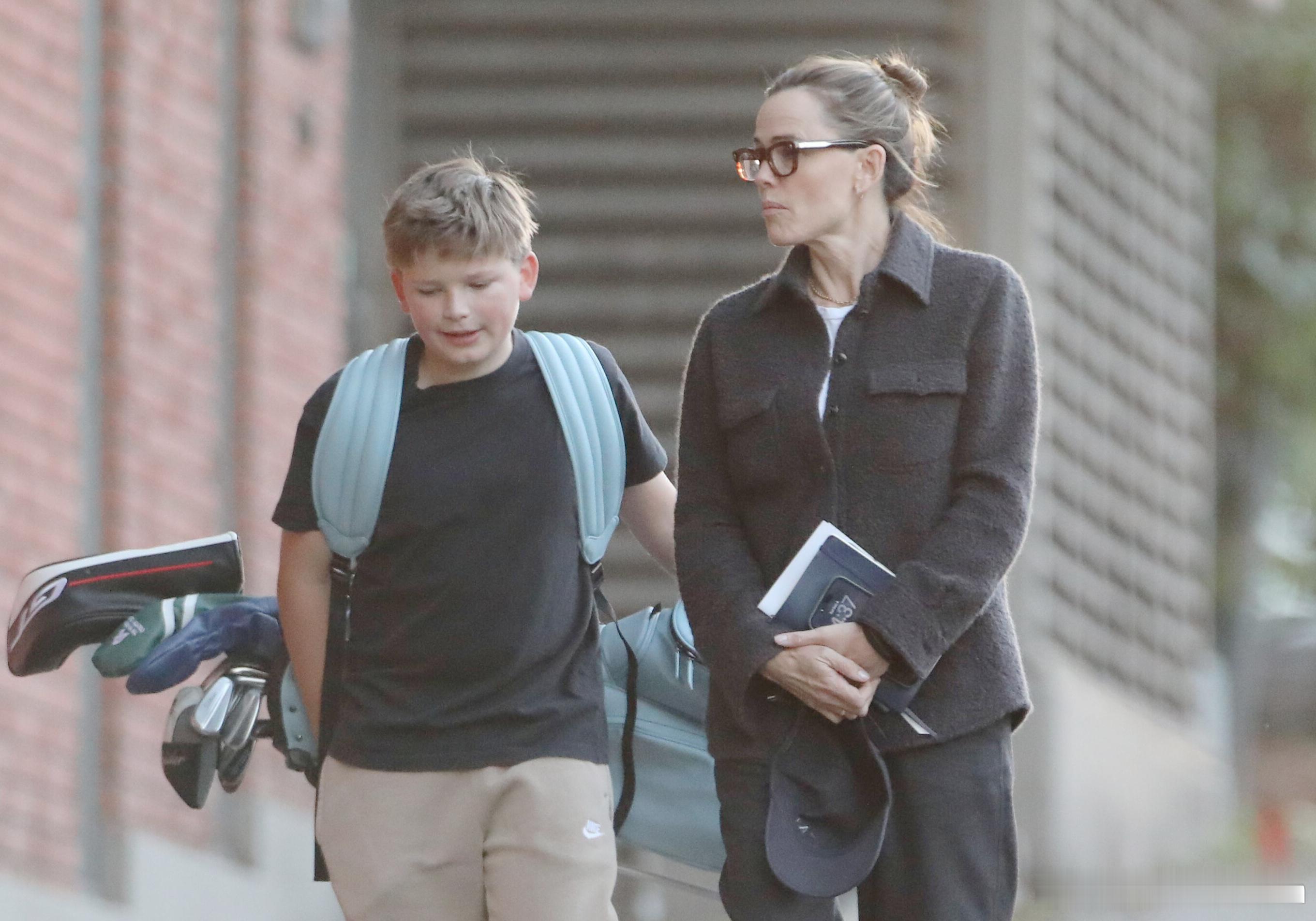 Jennifer garner詹妮弗加纳和儿子Samuel在洛杉矶外出，这会是陪