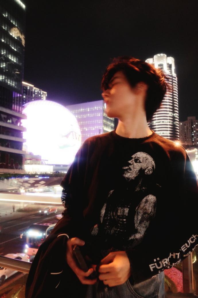 张真源上海夜景plog张真源跳撕名牌很拿手水洗面料自带复古肌理，在上海夜色灯光下