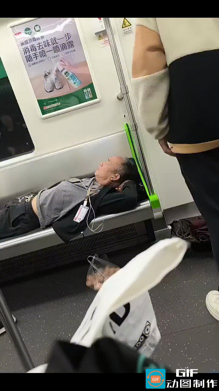 武汉地铁车厢内，一老登公然脱掉鞋子，双手枕着后脑勺，仰面朝天地睡在长椅上，眼睛闭