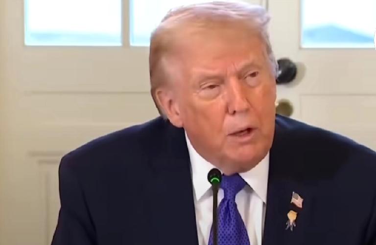 但是他不怕世界人民反对他吗？
他认为反对也没用，也没有谁能奈何他！
这看似美国随