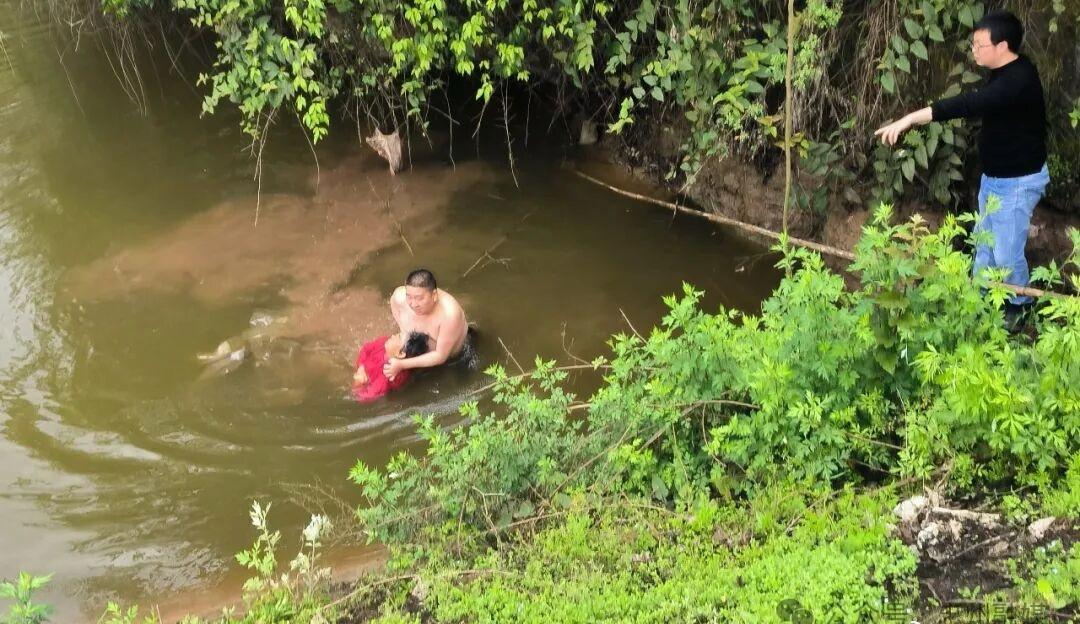 惊险！忠县一老人落水，被他一把救起
老人不慎跌落山坪塘，危急时刻，一名退役军人纵