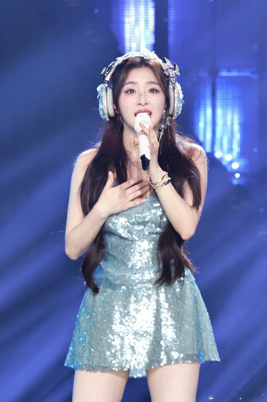 张含韵[超话]  zhy 张含韵归韵巡回演唱会 「 所以 所以  黑暗总是胜于黎