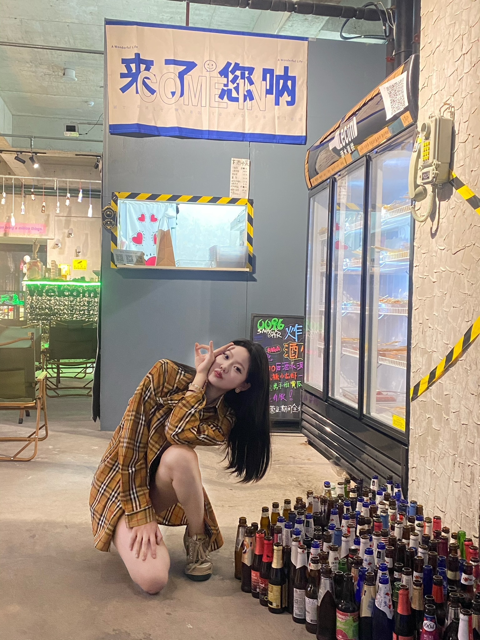 晚上去小酒吧去玩一下~微醺的感觉真的太舒服啦！晚上下班和好朋友一起去吃点东西聊聊