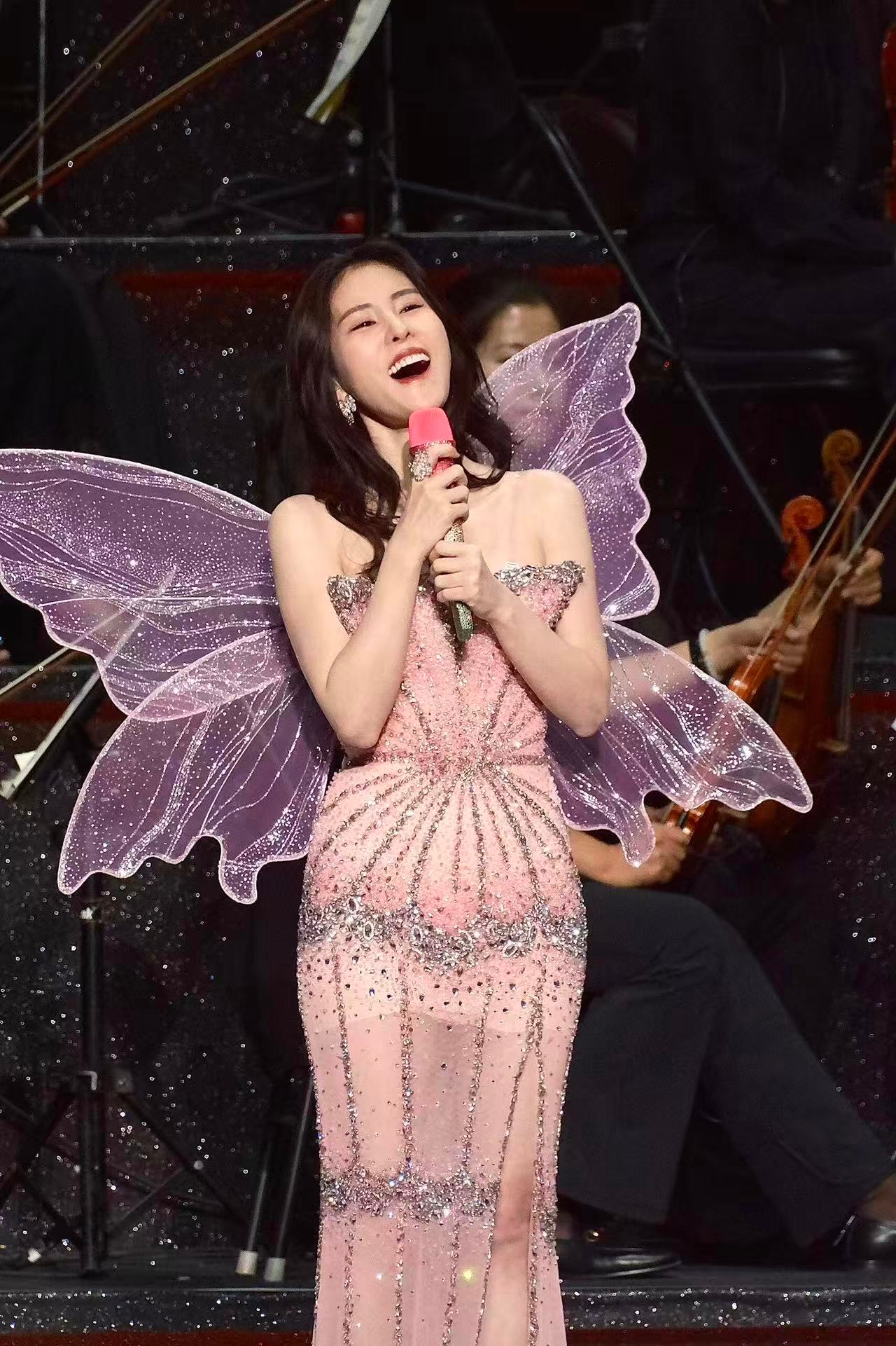 张碧晨好矜贵的一张脸张碧晨好美的侧颜生图状态依旧在线，优越的侧颜骨相，气质独一无