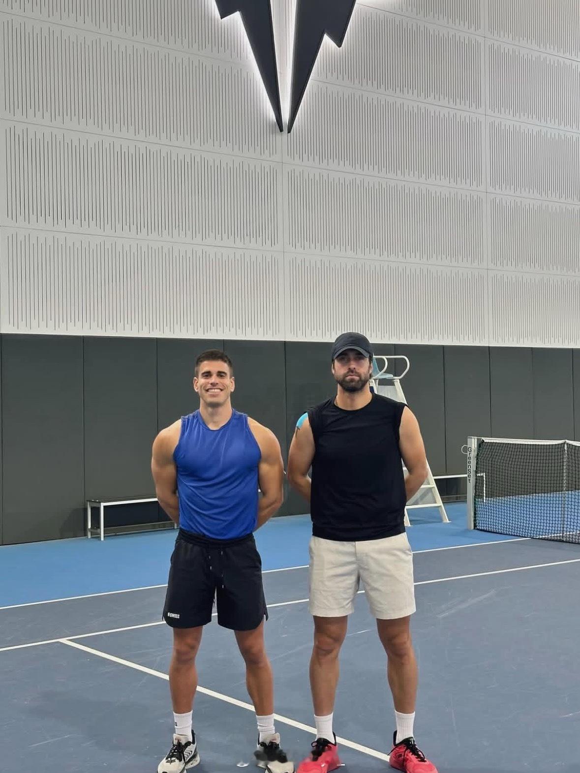 图一图二找不同👀休赛期团队更新+1：和卢布列夫分手后，体能师Marcos将和巴