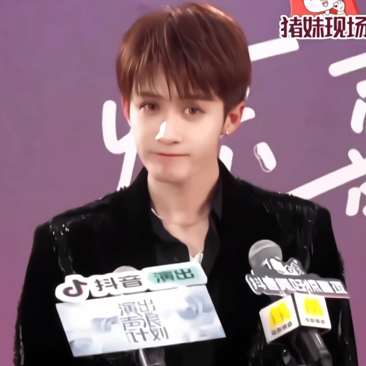 檀健次塞暖宝宝给丁程鑫  檀健次[超话] 真 暖男檀健次哈哈哈哈哈！丁程鑫也被暖
