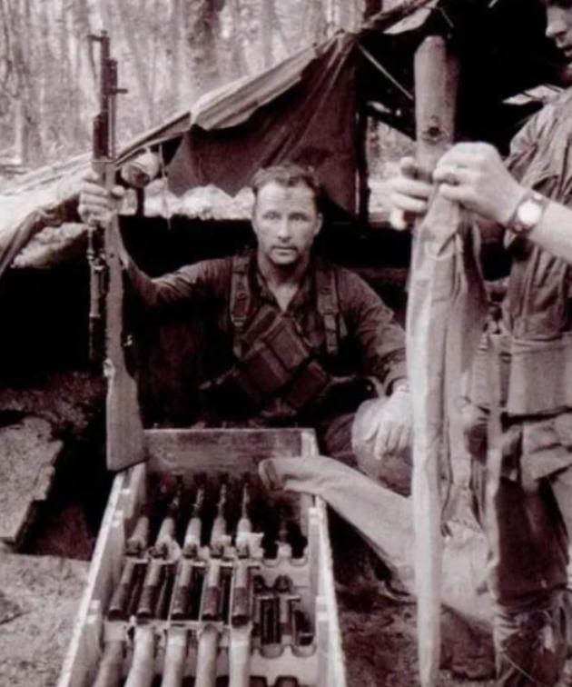 1968年，一个北越士兵端起中国造“56式”步枪，只见他瞄准了一个美国兵，当他扣