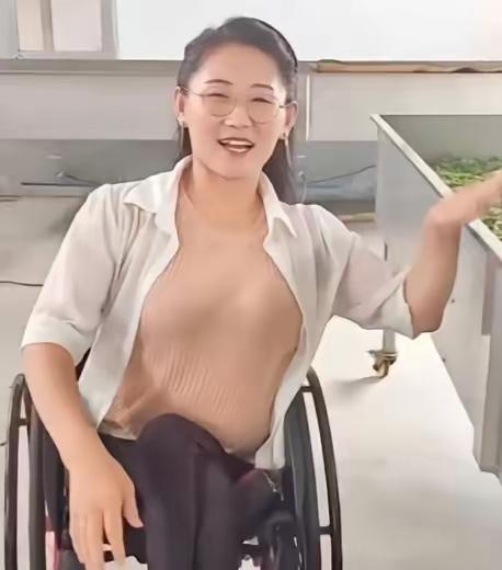 2009年，漂亮的24岁姑娘董明英嫁给了46岁的老光棍冯治余，只因女孩是个残疾人