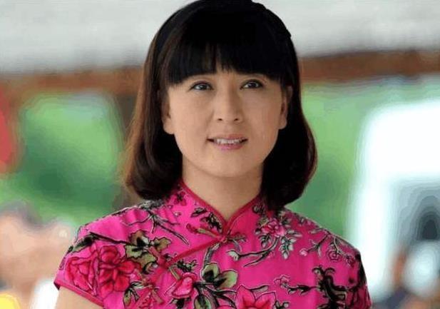 闫学晶在1990年就懂“抱大腿”？
闫学晶出生在吉林农村，家里条件一般，从小就接