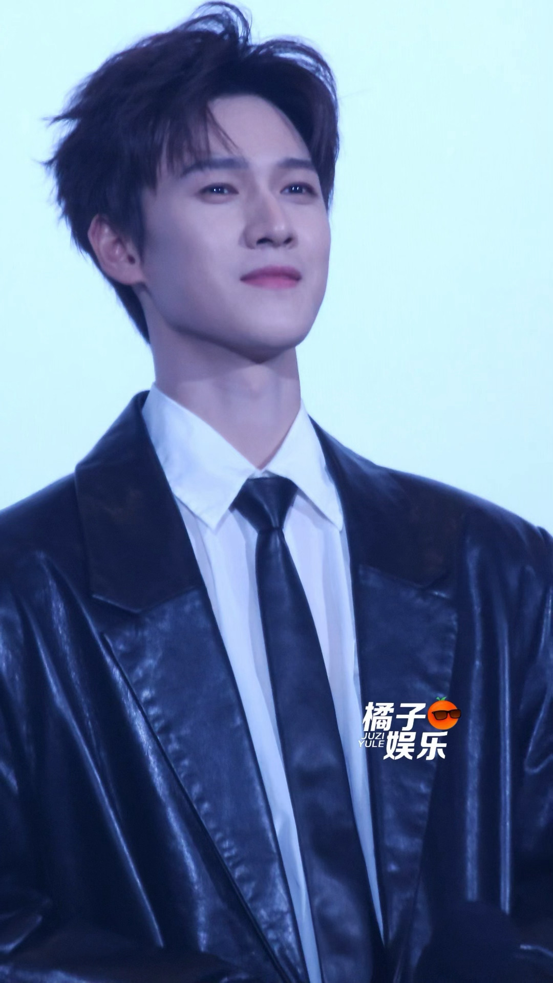 拿到如此帅的小林给的糖了！拿到李昀锐给的糖了李昀锐皮大衣造型