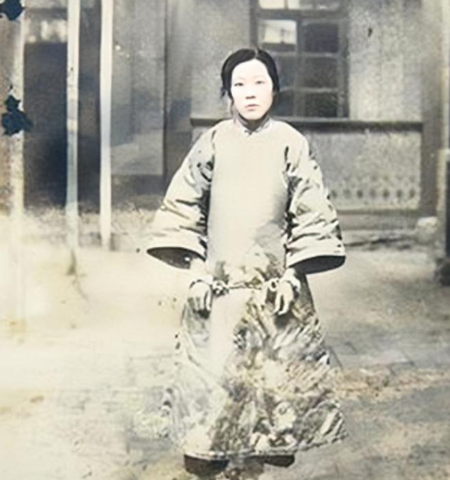 1925年，24岁的青楼女子张素贞正在接客。然而，当她转身时，冰冷的枪口却抵住了