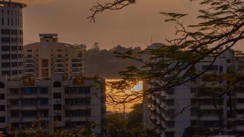 我们应撕开生活外层的布，去欣赏一朵花的盛开，一束阳光的倾泻，一湖秋水的静谧。丨《