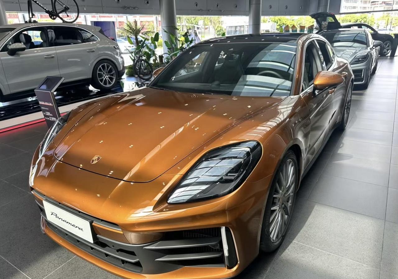 25款保时捷帕纳梅拉的马德拉金外观搭配午夜绿内饰，这组合简直绝了！马德拉金这种颜