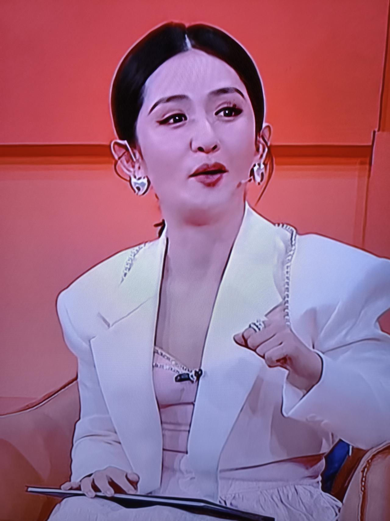 已是三个孩子妈妈的谢娜，看起来成熟不少，稳重不少。