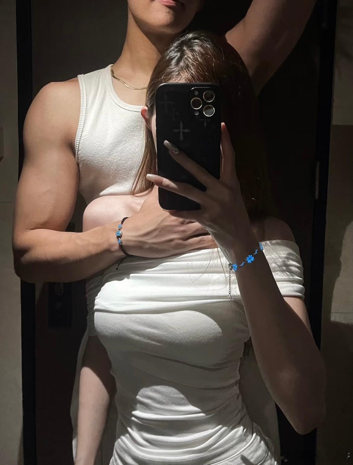 和肌肉男朋友的第一张权威照片 ​​​