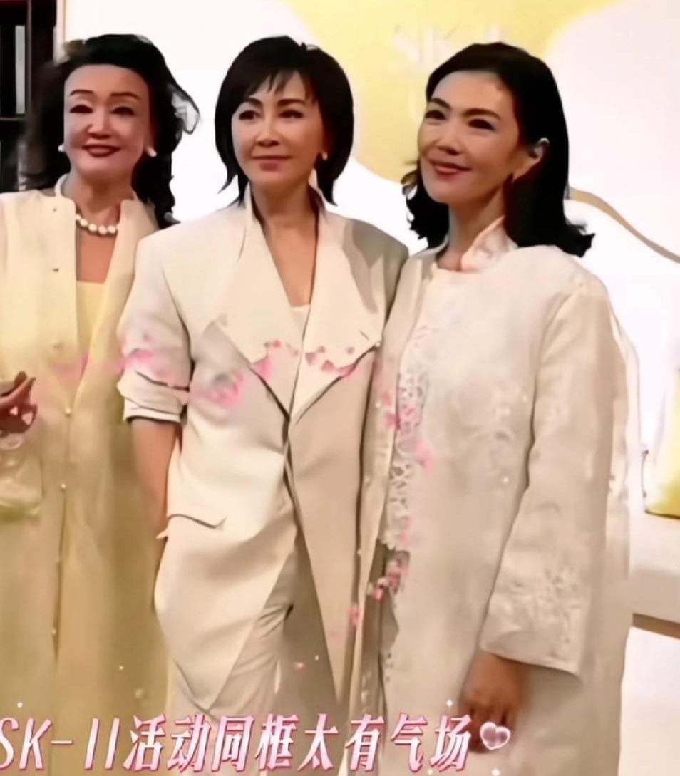 兰姐现身SK-II活动，惊喜连连，与刘嘉玲交情格外圈粉。
兰姐受邀出席刘嘉玲助阵