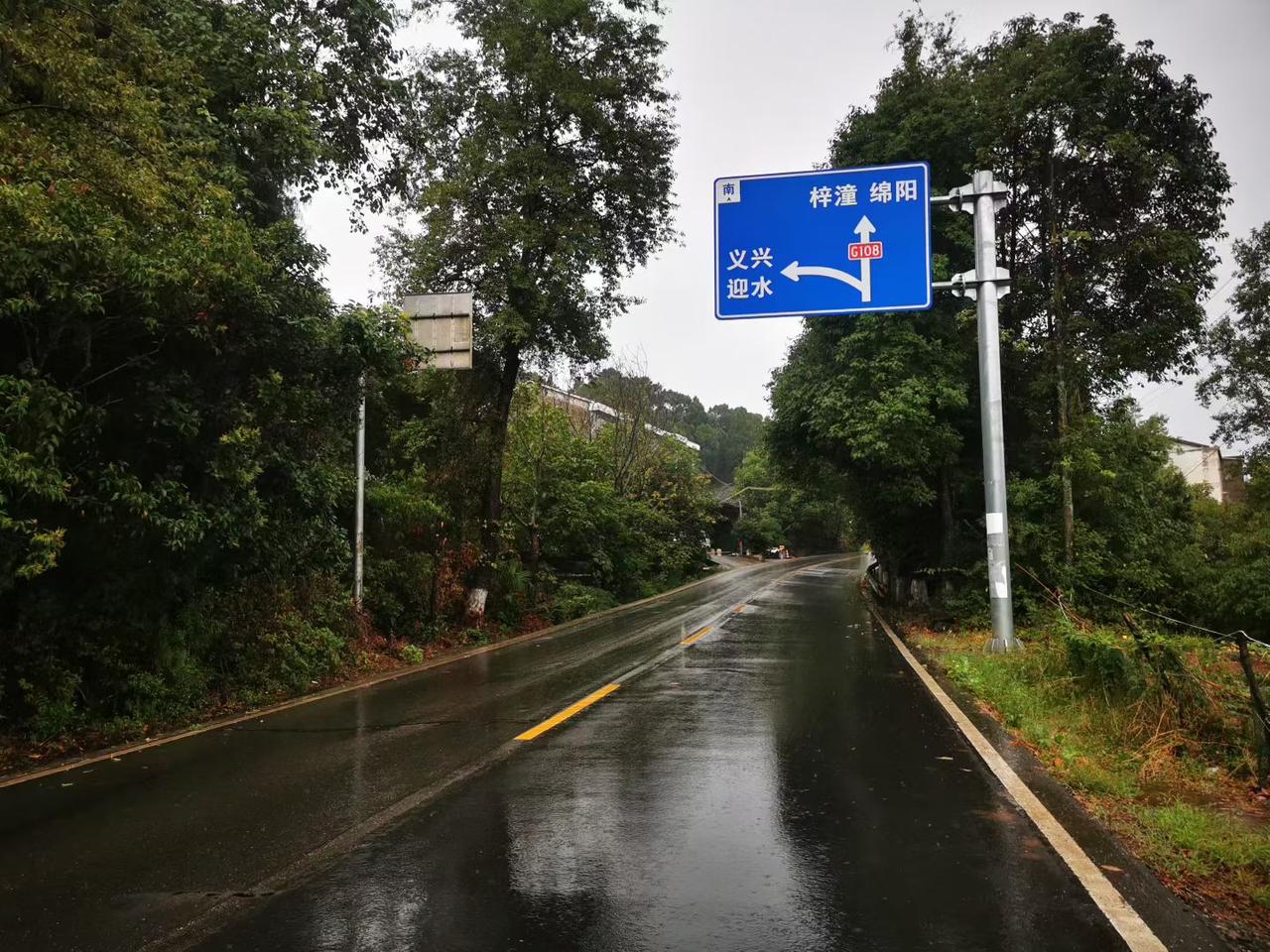 很简单的一个事情，7月24日，G1043次高铁上，乘客发现自己一等座对应的15车