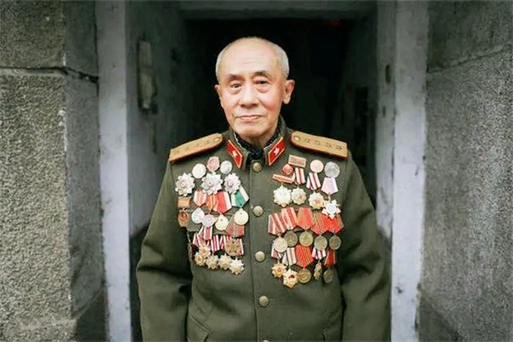 1938年，肖万世带着几个新兵外出巡逻，忽然看到十几个鬼子在河中洗澡，他暗喜，却