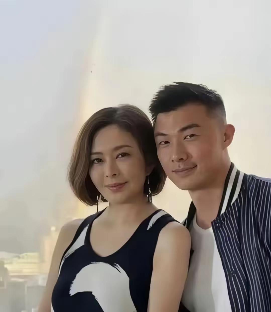 62岁和27岁，年龄差距这么大，真让人摸不着头脑，他到底凭啥征服一代女神？就拿关