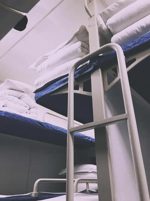 女子称坐火车硬卧遭虫咬，左手肿如馒头去医院诊断为虫咬皮炎，我主动联系了列车员，列