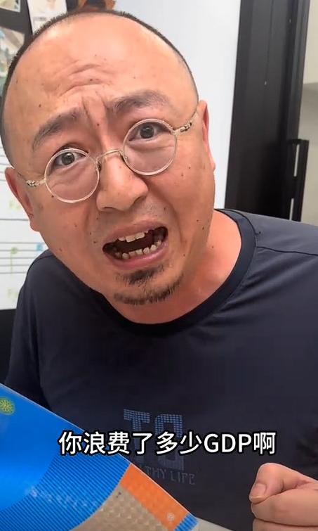 炸锅了！有家长质问：“每次开学都要家长包书皮，为什么印刷的时候不直接把书皮包上去