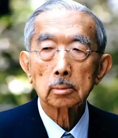 此人长相贼眉鼠眼，沾满千万国人鲜血，他，就是裕仁天皇，日本第 124 代天皇。单