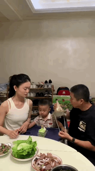 小孩哥，以后一个埋南极，
一个埋北极。