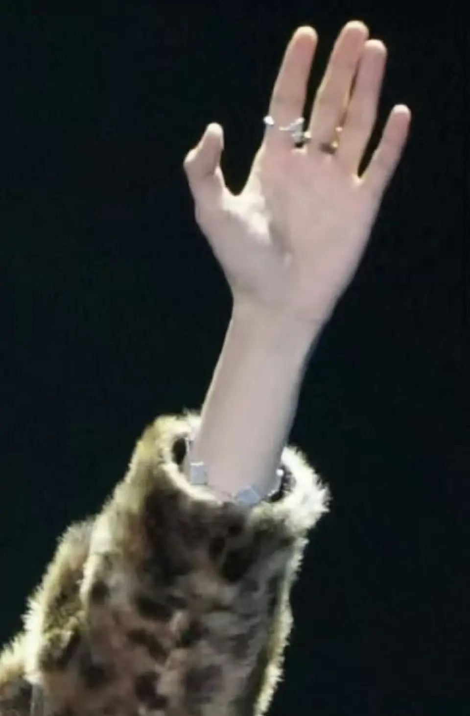 掏走老朋的vca暖暖口袋 