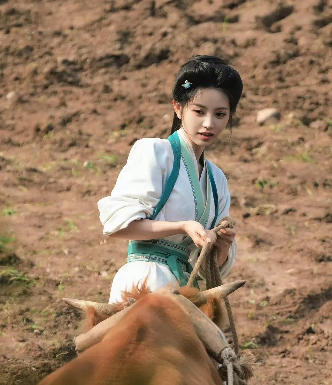 田曦薇新剧《嫁金钗》路透，扮相还挺娇俏的！

她挺适合这种娇俏的造型，大概是因为