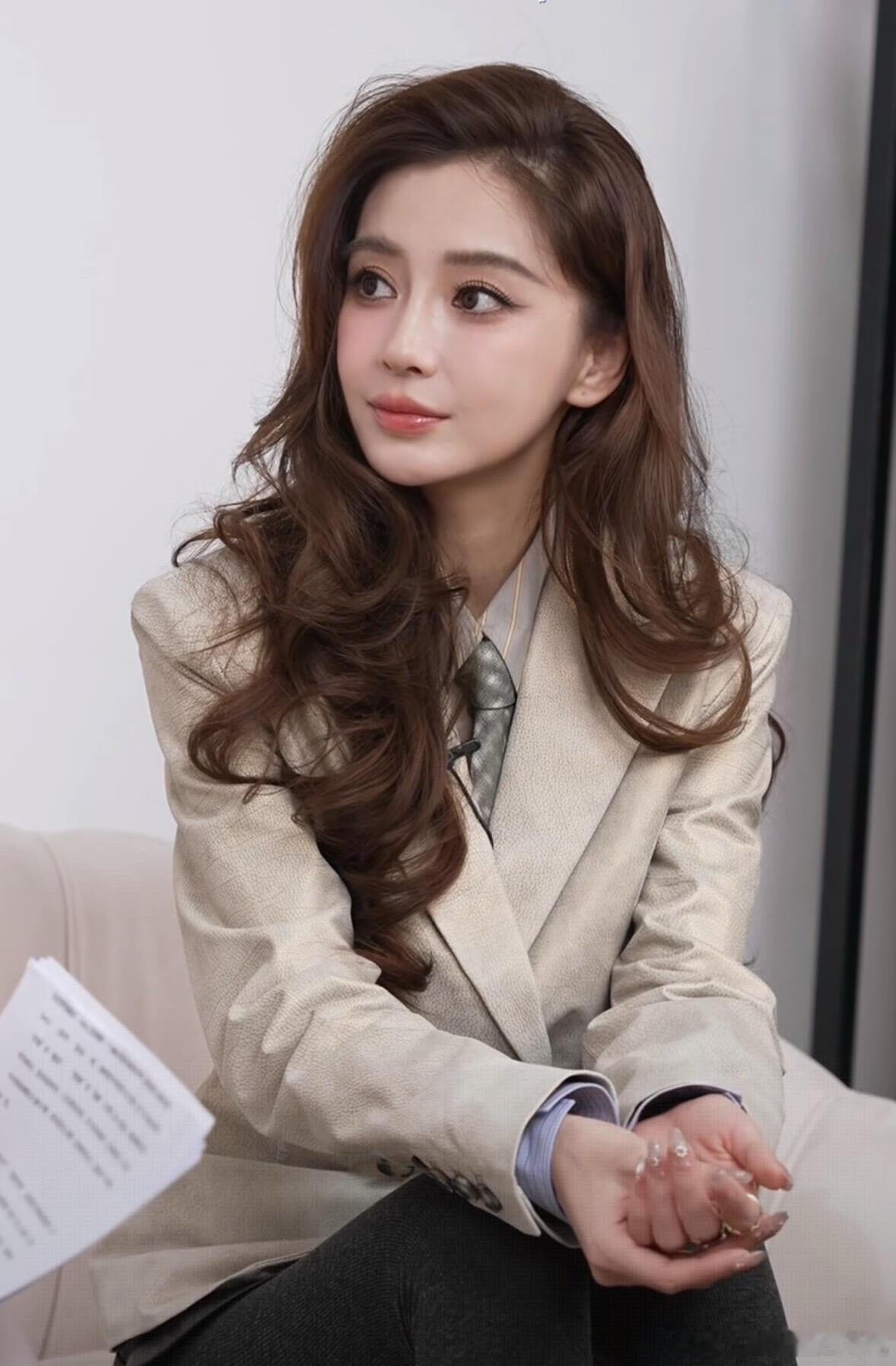 Angelababy今天直播美成这样 一个侧分大波浪又魅到我了啊