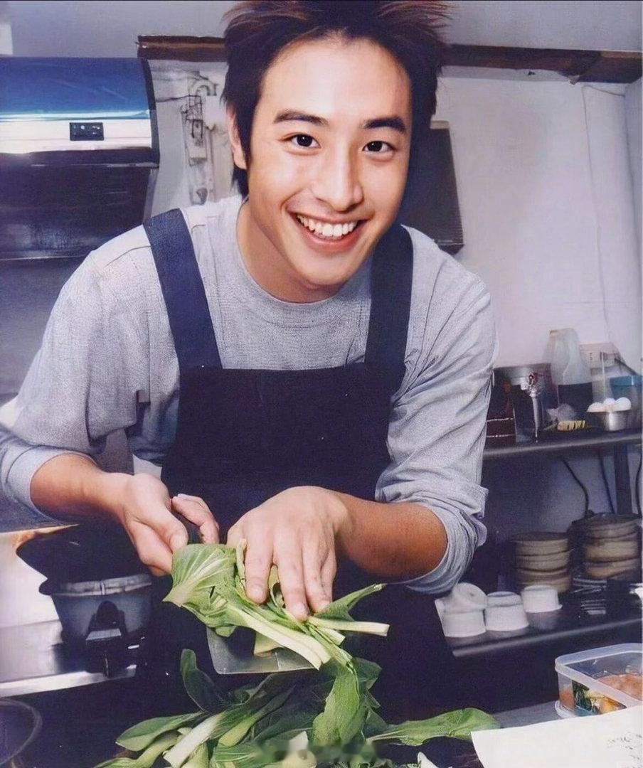 潘玮柏来扬州录综艺了扬州遍地特色面食正对潘玮柏胃口，路透轻松随性综艺感爆棚，结合