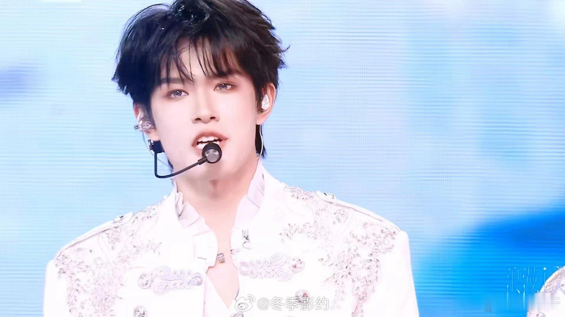 张极举饭撒牌要飞吻 张极举着牌子要飞吻的样子也太乖了吧，不是那种刻意的撒娇就是很