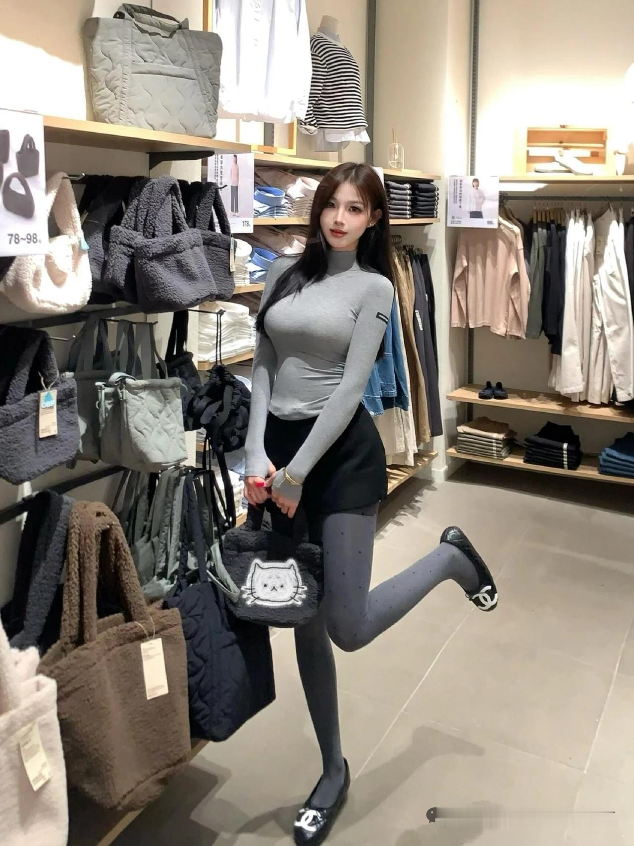 时尚穿搭指南：灰色毛衣+黑色短裙，轻松出街！