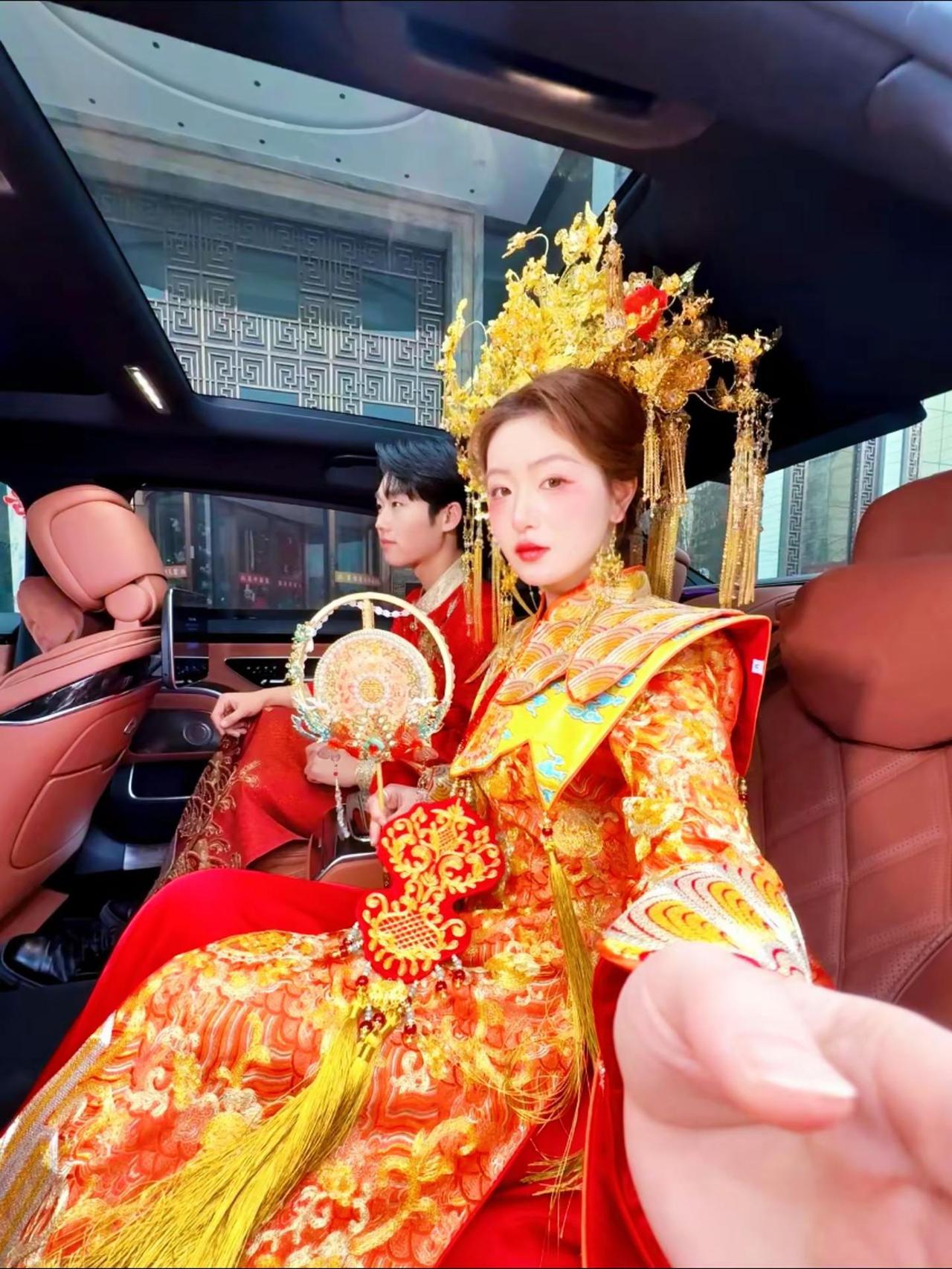 家族联姻之和死对头结婚。明媒正娶凤冠霞帔 新中式 婚纱照 结婚